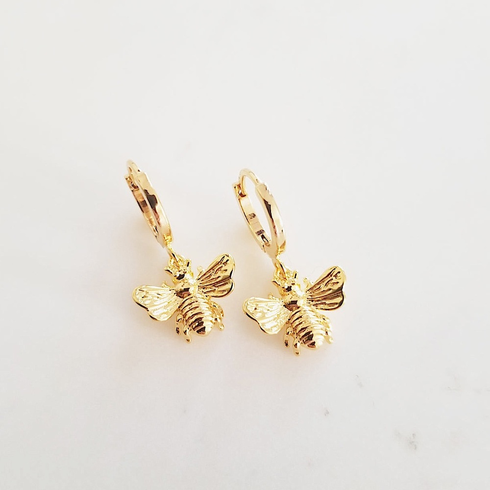 n e w | gold bumblebee drop earrings 🐝